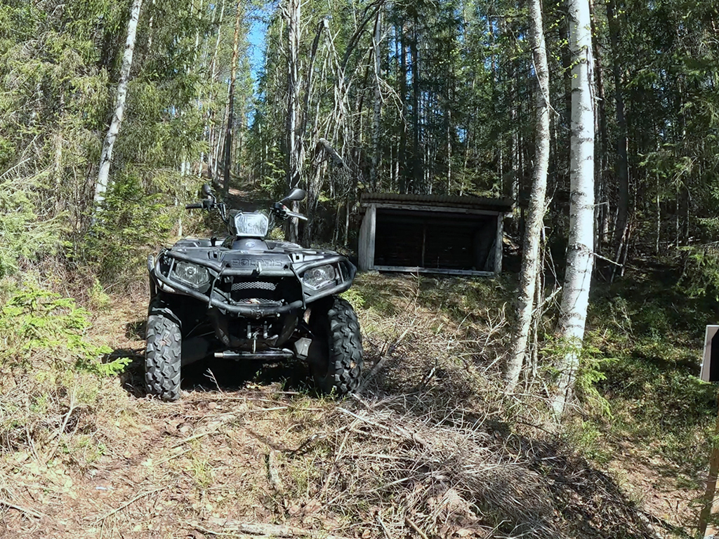ATV fährt über einen Waldweg nahe Bettys Hus