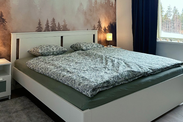 Das Hauptschlafzimmer mit einem gemütlichen Doppelbett