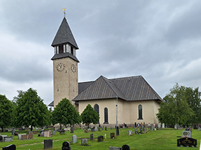Die weiße Holzkirche von Burträsk.