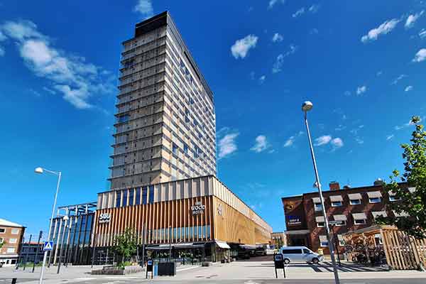 Das hohe, moderne Holzgebäude des Sara Kulturhus in Skellefteå.
