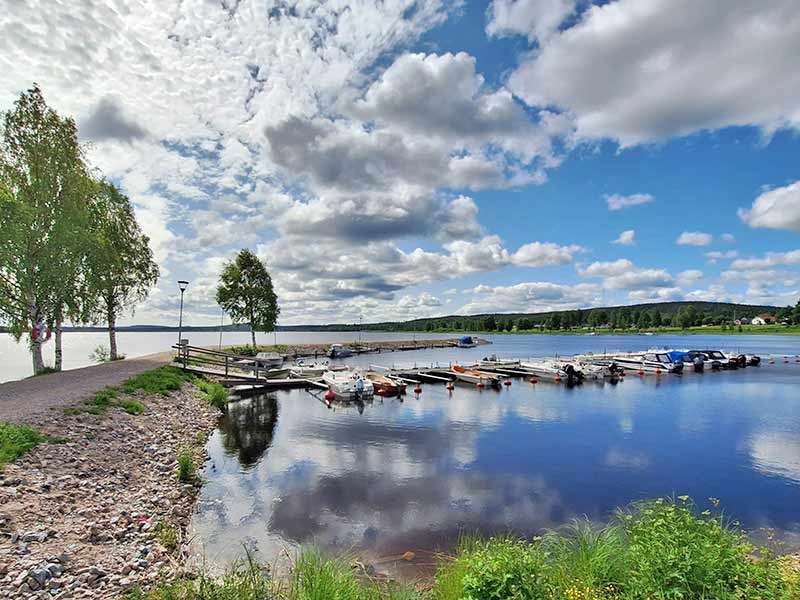 Eine Bootsrampe aus Beton führt ins Wasser des Burträsket.