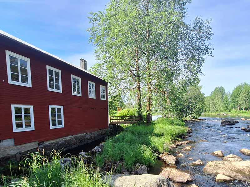 Ett traditionellt svenskt trähus som fungerar som fiskeföreningens klubbhus.